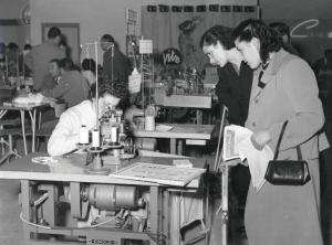 Fiera di Milano - Campionaria 1955 - Padiglione delle macchine per cucire - Interno