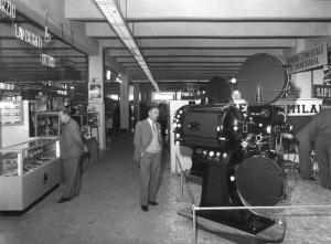 Fiera di Milano - Campionaria 1955 - Padiglione dell'ottica, foto, cine, radio - Sala della cinematografia