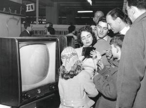 Fiera di Milano - Campionaria 1956 - Visita della concorrente televisiva del programma "Lascia o raddoppia?" Adele Gallotti