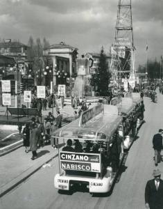 Fiera di Milano - Campionaria 1956 - Viale dell'industria - Autotreno elettrico per il trasporto interno con pubblicità della Cinzano