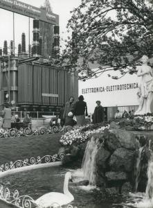 Fiera di Milano - Campionaria 1956 - Fontana con visitatori