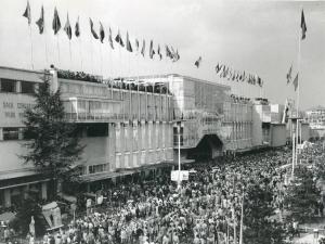 Fiera di Milano - Campionaria 1956 - Viale dell'industria - Palazzo delle nazioni - Folla di visitatori