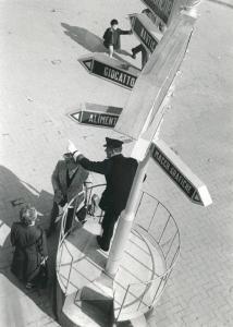 Fiera di Milano - Campionaria 1956 - Installazione segnaletica con vigile