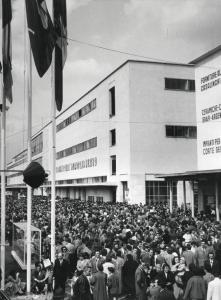 Fiera di Milano - Campionaria 1956 - Padiglione del salone dell'abbigliamento - Veduta esterna - Folla di visitatori