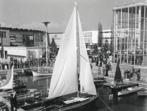 Fiera di Milano - Campionaria 1956 - Piazzale Milano - Darsena per il Salone della nautica - Folla di visitatori