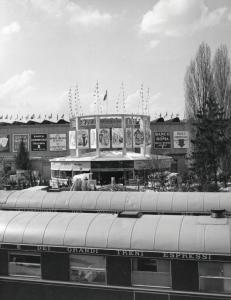 Fiera di Milano - Campionaria 1956 - Padiglione dell'ENIT (Ente nazionale industrie turistiche) - Carrozze ferroviarie