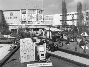 Fiera di Milano - Campionaria 1956 - Mostra orto-floro-arboricola - Installazione pubblicitaria delle cucine Victoria Pibigas