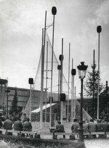 Fiera di Milano - Campionaria 1956 - Installazione pubblicitaria della birra Pilsner Urquell - Visitatori