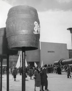 Fiera di Milano - Campionaria 1956 - Installazione pubblicitaria della birra Pilsner Urquell e padiglione della Breda