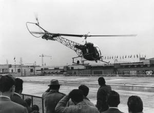 Fiera di Milano - Campionaria 1956 - Mostra del volo verticale - Esibizione di un elicottero in volo