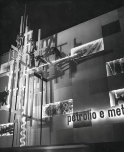 Fiera di Milano - Campionaria 1956 - Padiglione dell'ENI (Ente Nazionale Idrocarburi) - Particolare esterno - Veduta notturna