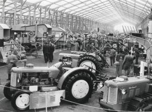 Fiera di Milano - Campionaria 1956 - Padiglione macchine e apparecchi per l'agricoltura - Interno