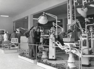 Fiera di Milano - Campionaria 1956 - Padiglione del materiale odontoiatrico e sanitario - Interno