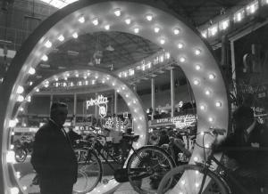 Fiera di Milano - Campionaria 1956 - Padiglione auto, avio, moto, ciclo, accessori e articoli sportivi - Interno