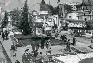 Fiera di Milano - Campionaria 1957 - Viale dell'industria - Installazioni pubblicitarie - Visitatori