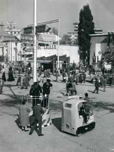 Fiera di Milano - Campionaria 1957 - Viale dell'industria - Installazione segnaletica con vigile - Visitatori