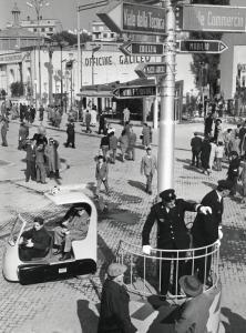 Fiera di Milano - Campionaria 1957 - Installazione segnaletica con vigili