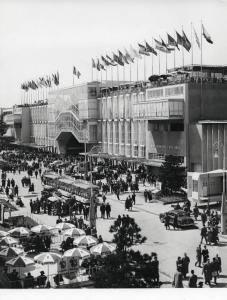 Fiera di Milano - Campionaria 1957 - Viale dell'industria - Palazzo delle nazioni - Veduta esterna