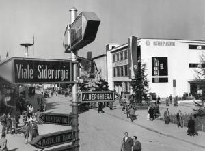 Fiera di Milano - Campionaria 1957 - Viale dell'industria - Padiglione delle materie plastiche - Installazione segnaletica