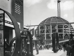 Fiera di Milano - Campionaria 1957 - Area espositiva all'aperto della Dalmine e padiglione della Fiat - Veduta esterna