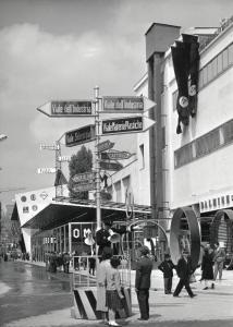 Fiera di Milano - Campionaria 1957 - Viale della siderurgia - Installazione segnaletica con vigile
