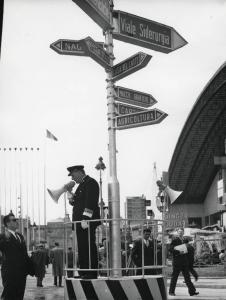 Fiera di Milano - Campionaria 1957 - Installazione segnaletica con vigile