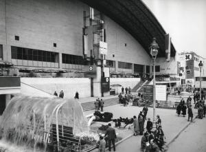 Fiera di Milano - Campionaria 1957 - Padiglione della meccanica con ristorante esterno - Installazione pompe idrauliche Ercole Marelli