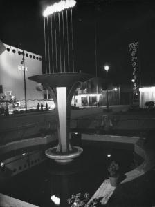 Fiera di Milano - Campionaria 1957 - Installazione pompe idrauliche Ercole Marelli e padiglione dell'ENI (Ente Nazionale Idrocarburi) - Veduta notturna