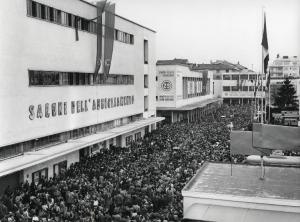 Fiera di Milano - Campionaria 1957 - Viale del commercio - Padiglione del Salone dell'abbigliamento - Folla di visitatori