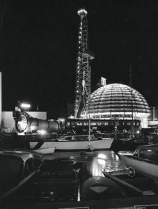 Fiera di Milano - Campionaria 1957 - Darsena per il Salone della nautica - Area espositiva all'aperto della Breda - Padiglione della Fiat - Veduta notturna
