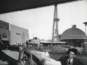 Fiera di Milano - Campionaria 1957 - Salone della nautica - Stand della Bianchi e Cecchi - Visitatori
