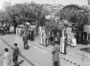 Fiera di Milano - Campionaria 1957 - Viale dell'agricoltura - Attrezzature per stazioni di servizio - Distributori di carburanti