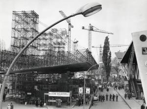 Fiera di Milano - Campionaria 1957 - Viale della siderurgia - Largo VI - Padiglione della meccanica e della siderurgia - Stand espositivi esterni