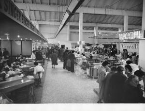 Fiera di Milano - Campionaria 1957 - Padiglione delle macchine per cucire - Interno