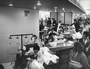 Fiera di Milano - Campionaria 1957 - Padiglione delle macchine per cucire - Interno