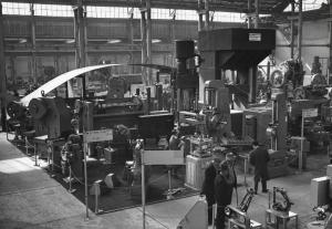 Fiera di Milano - Campionaria 1957 - Padiglione macchine utensili per la lavorazione dei metalli - Interno