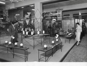 Fiera di Milano - Campionaria 1957 - Padiglione macchine e apparecchi per l'industria chimica e farmaceutica - Interno