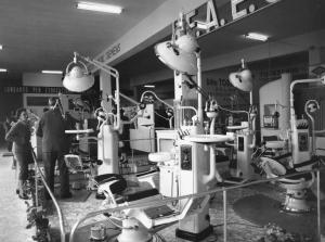 Fiera di Milano - Campionaria 1957 - Padiglione apparecchi e strumenti medicali, materiale odontoiatrico e sanitario, apparecchi elettroacustici - Interno