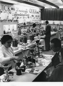 Fiera di Milano - Campionaria 1957 - Padiglione ceramiche, cristallerie e casalinghi - Interno
