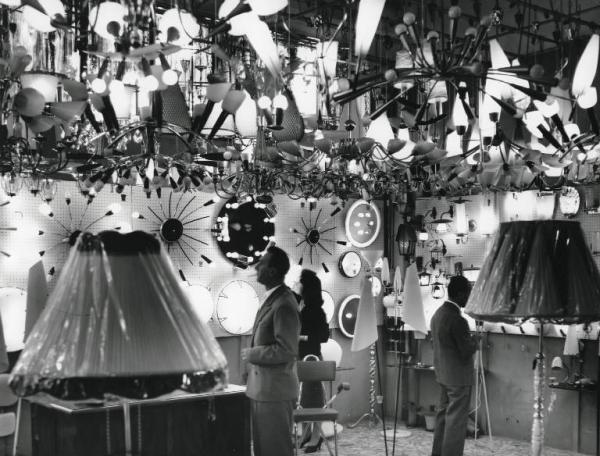 Fiera di Milano - Campionaria 1957 - Settore dell'illuminazione e dei lampadari