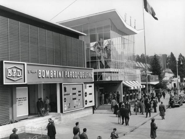 Fiera di Milano - Campionaria 1957 - Padiglione de Gruppo BPD (Bombrini Parodi Delfino) e padiglione delle PTT (Poste e Telecomunicazioni Italiane) - Veduta esterna