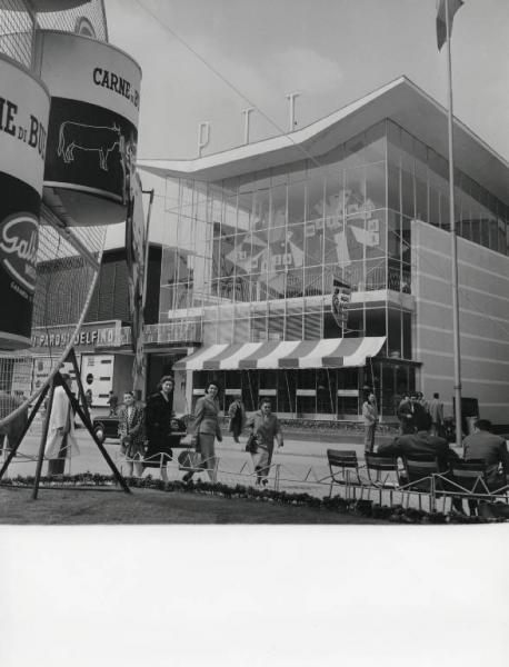 Fiera di Milano - Campionaria 1957 - Installazione pubblicitaria della carne Galbani e padiglione delle PTT (Poste e Telecomunicazioni Italiane)