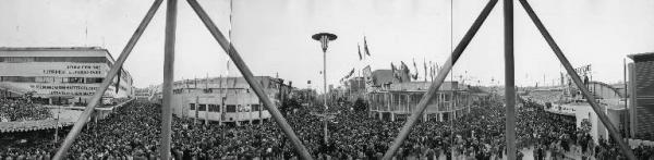 Fiera di Milano - Campionaria 1958 - Largo nazioni - Viale del commercio - Viale dell'industria - Viale della tecnica - Veduta panoramica - Folla di visitatori