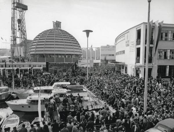 Fiera di Milano - Campionaria 1958 - Viale delle materie plastiche - Folla di visitatori