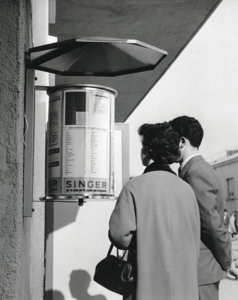 Fiera di Milano - Campionaria 1958 - Padiglione della macchina per cucire - Cartello descrittivo - Visitatori