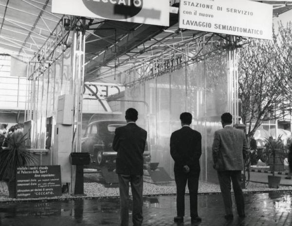 Fiera di Milano - Campionaria 1958 - Settore attrezzature per stazioni di servizio - Stand della Ceccato - Impianto di lavaggio semiautomatico per automobili