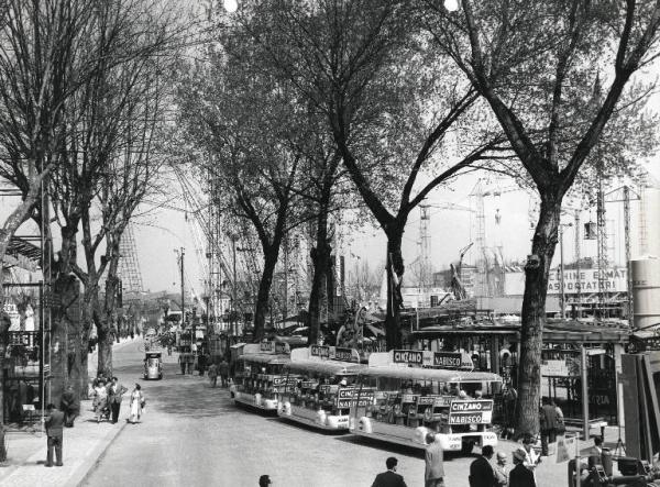 Fiera di Milano - Campionaria 1958 - Viale del lavoro - Settore dell'edilizia - Autotreno elettrico per il trasporto interno con pubblicità della Cinzano
