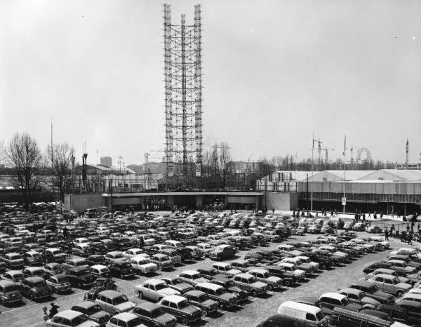 Fiera di Milano - Campionaria 1958 - Parcheggio esterno - Automobili