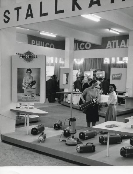 Fiera di Milano - Campionaria 1958 - Padiglione impianti e forniture per alberghi per ristoranti per bar e per la casa, bilance e strumenti per pesare - Interno