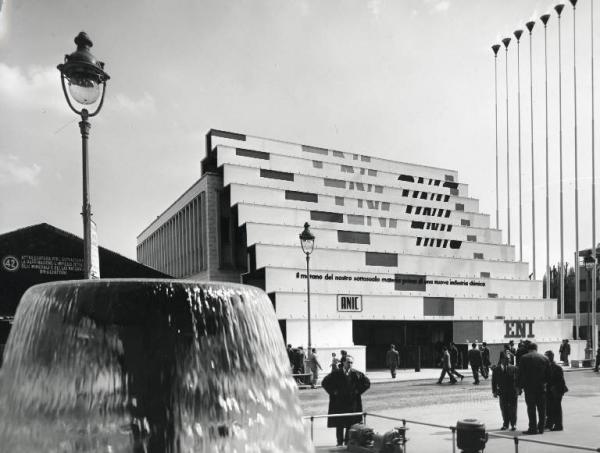 Fiera di Milano - Campionaria 1958 - Viale dell'industria - Padiglione dell'ENI (Ente Nazionale Idrocarburi) - Veduta esterna